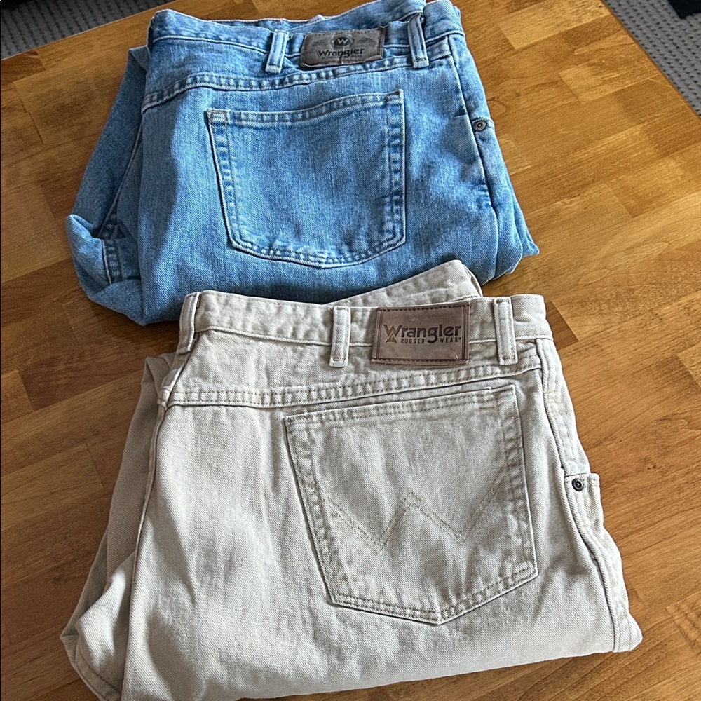 Wrangler Men's Relaxed Jeans in Blue and Cream